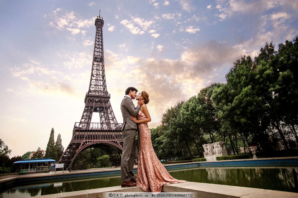 埃菲尔铁塔下接吻的情侣图片