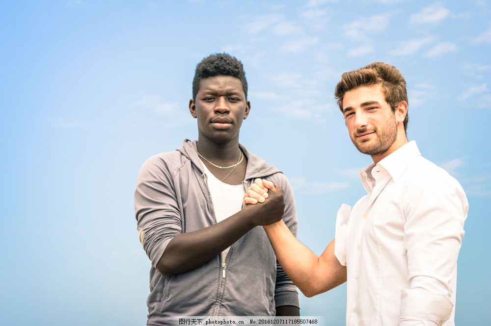 握手的白人与黑人图片