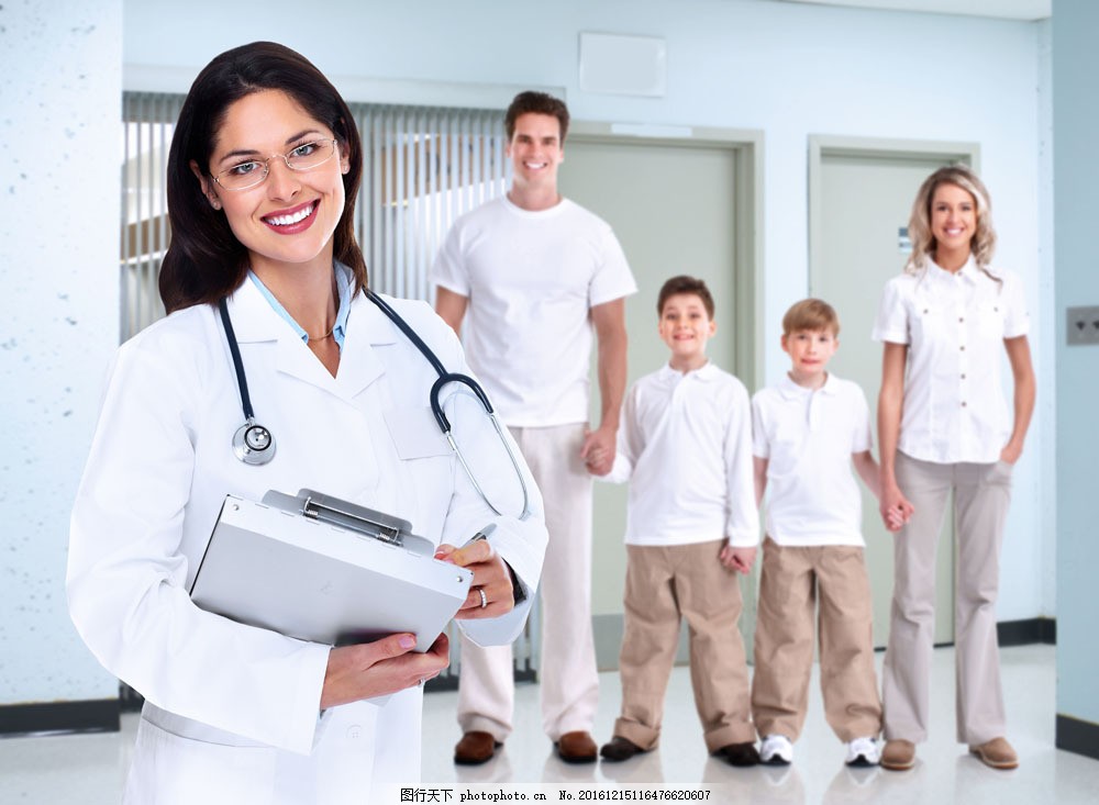 微笑的医生和患者一家图片
