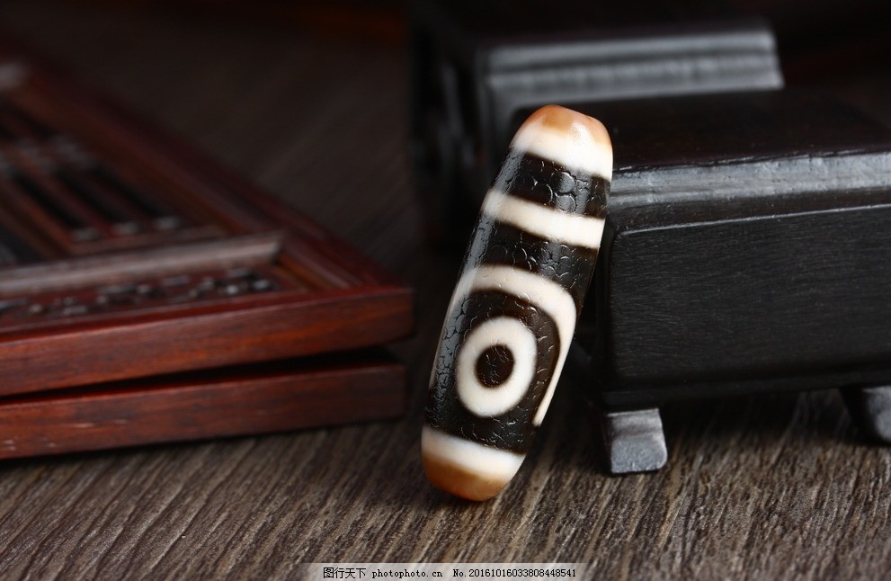 天珠,藏传,佛教,收藏品,天眼珠,艺术精品,天珠雕,天珠首饰,天珠摆件,天珠挂坠,天珠吊坠,一眼,两眼,三眼,四眼,五眼,六眼,七眼,八眼,九眼,十眼,十一眼,十二眼,十三眼,十四眼,十五眼,十六眼,十八眼,莲花,水莲花,金刚杵,虎牙天珠,线,线珠,佛眼,菩提,靠山,水纹,摄影,其他,图片素材,72DPI,JPG